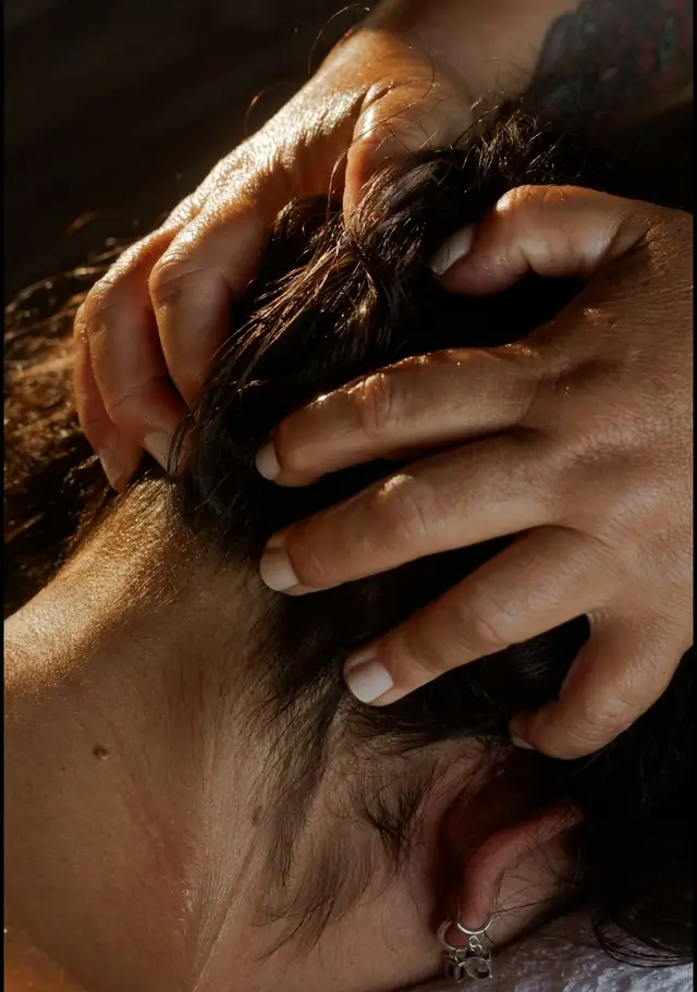 Mãos da Érika massageando o couro cabeludo